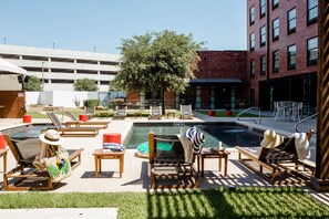 Courtyard - NYLO Las Colinas Hotel, Tapestry Collection by Hilton (Irving)