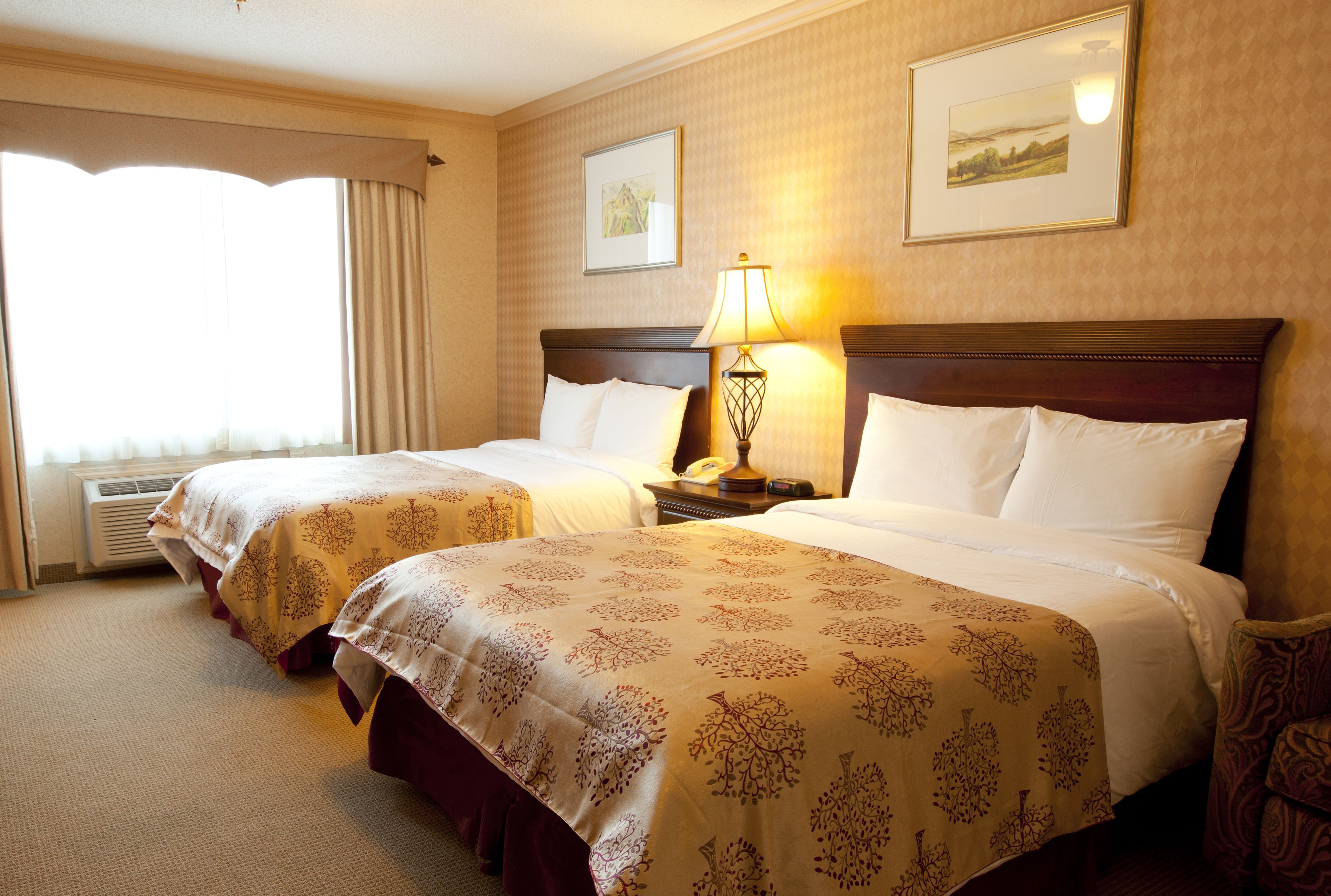 Standardzimmer, 2 Doppelbetten | Zimmersafe, Schreibtisch, Verdunkelungsvorhänge, Bügeleisen/Bügelbrett