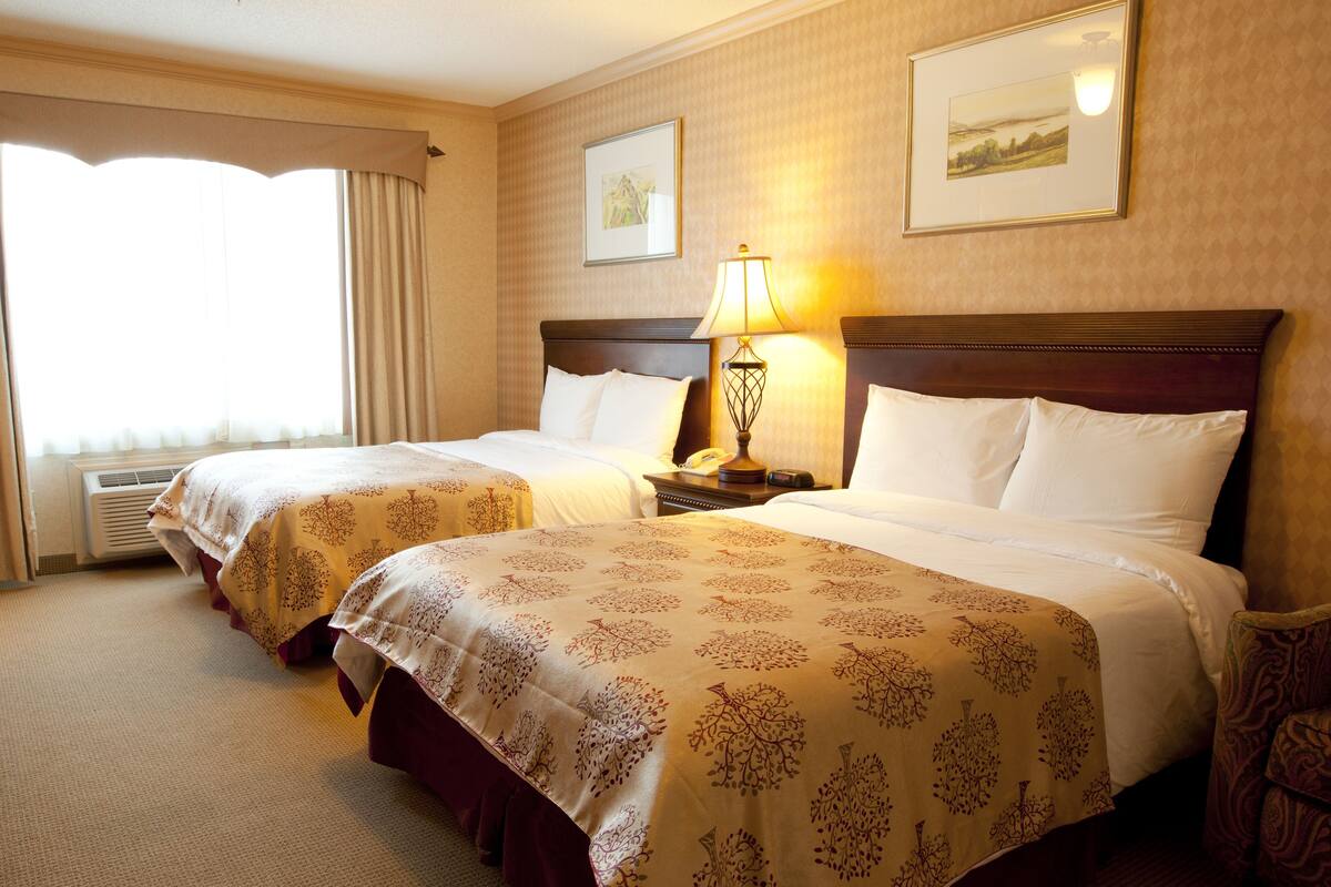 Standardzimmer, 2 Doppelbetten | Zimmersafe, Schreibtisch, Verdunkelungsvorhänge, Bügeleisen/Bügelbrett