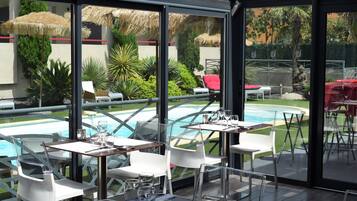 Daily buffet breakfast for a fee