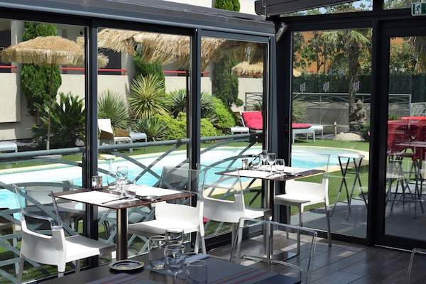 Daily buffet breakfast for a fee