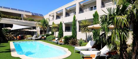 Piscina externa, funciona das 9h às 20h, guarda-sóis, espreguiçadeiras