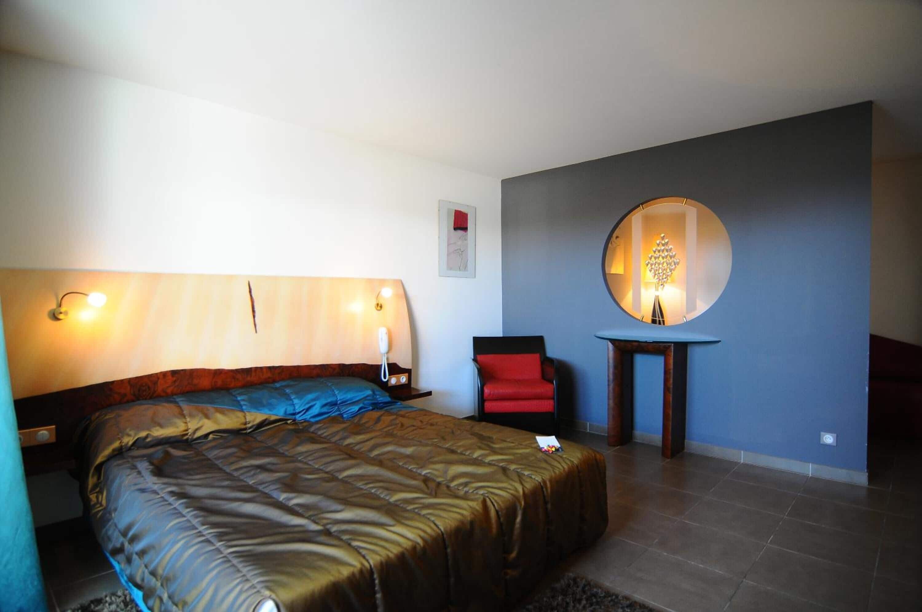 junior suite | minibar, in-room safe, desk, blackout curtains