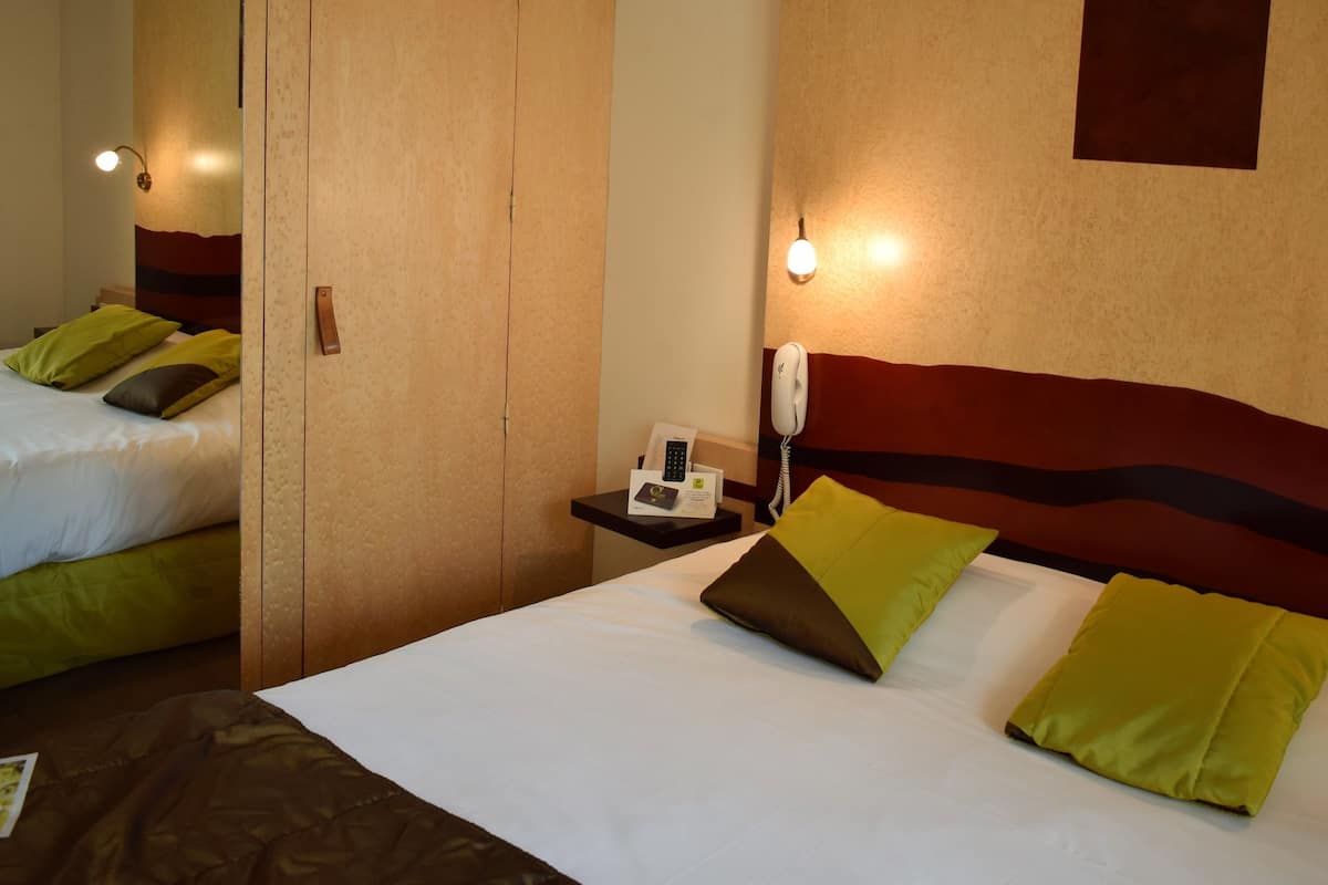 minibar, in-room safe, desk, blackout curtains