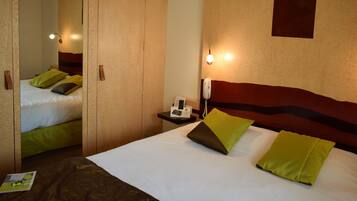 Een minibar, een kluis op de kamer, een bureau, verduisterende gordijnen