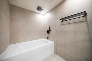 Dobbeltrom – deluxe | Bad | Kombinert dusj/badekar, toalettartikler (inkludert) og hårføner