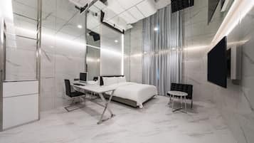 Suite | Minibar, in-room safe, individually decorated, individually furnished