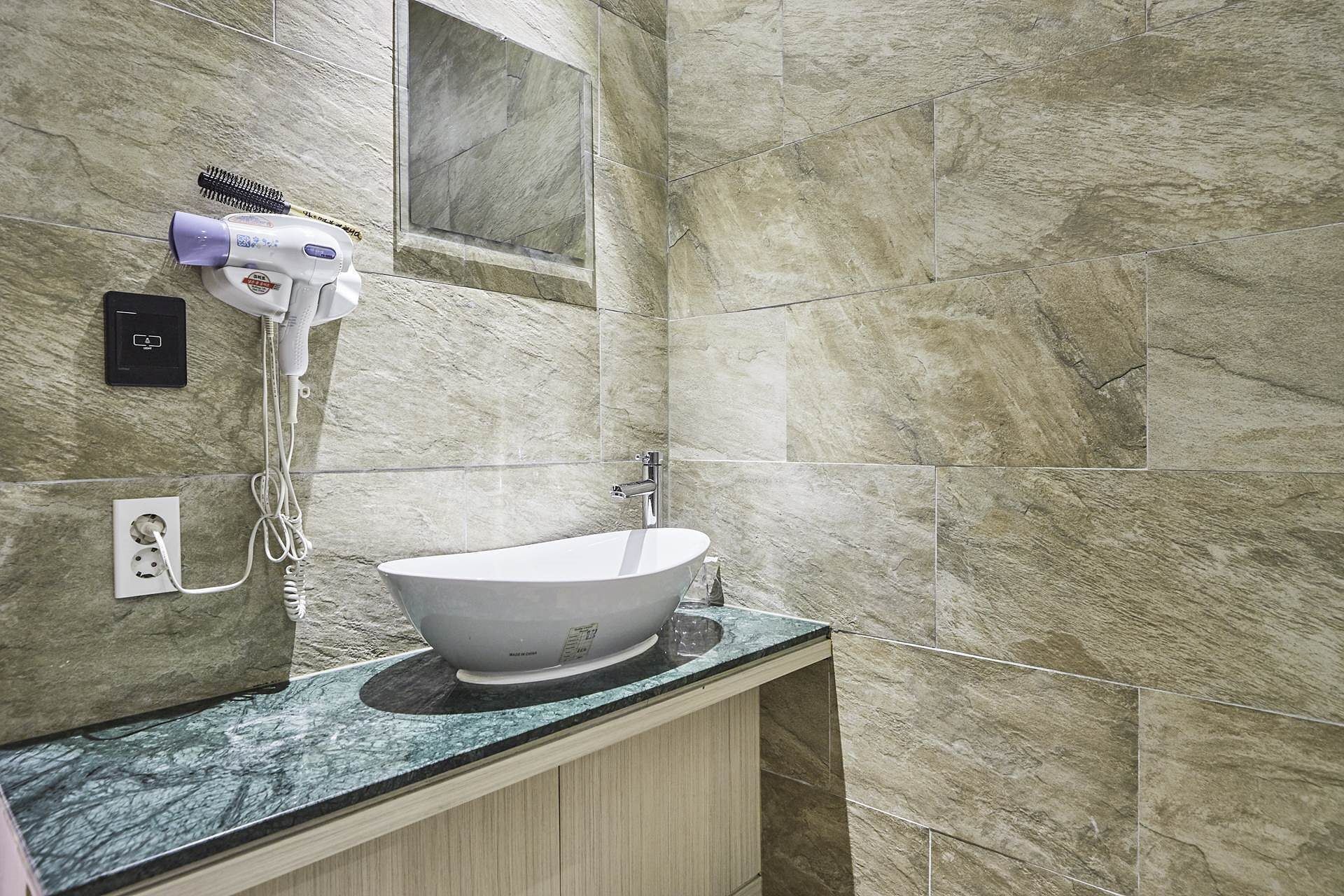 Standaard tweepersoonskamer | Badkamer | Een bad/douchecombinatie, gratis toiletartikelen, een haardroger