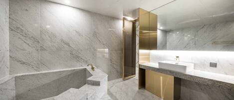 Royal Suite | Bathroom | Combined shower/tub, free toiletries, hair dryer, bathrobes