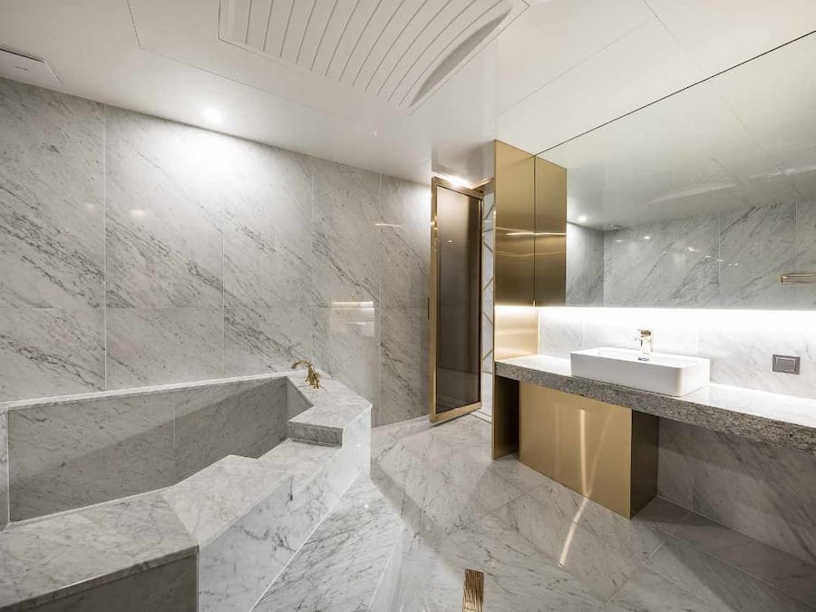 Royal Suite | Kamar mandi | Kombinasi shower/bathtub dan perlengkapan mandi gratis