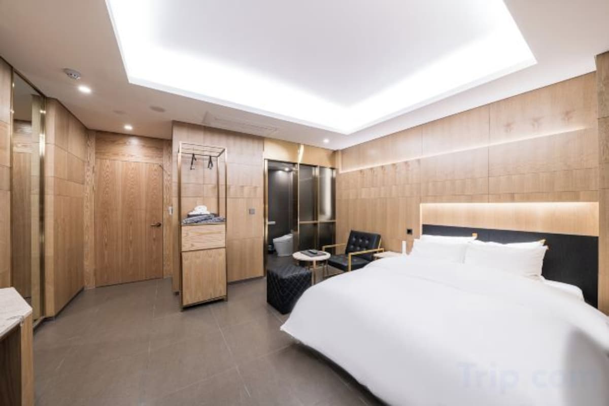 Minibar, coffres-forts dans les chambres, bureau, chambres insonorisées
