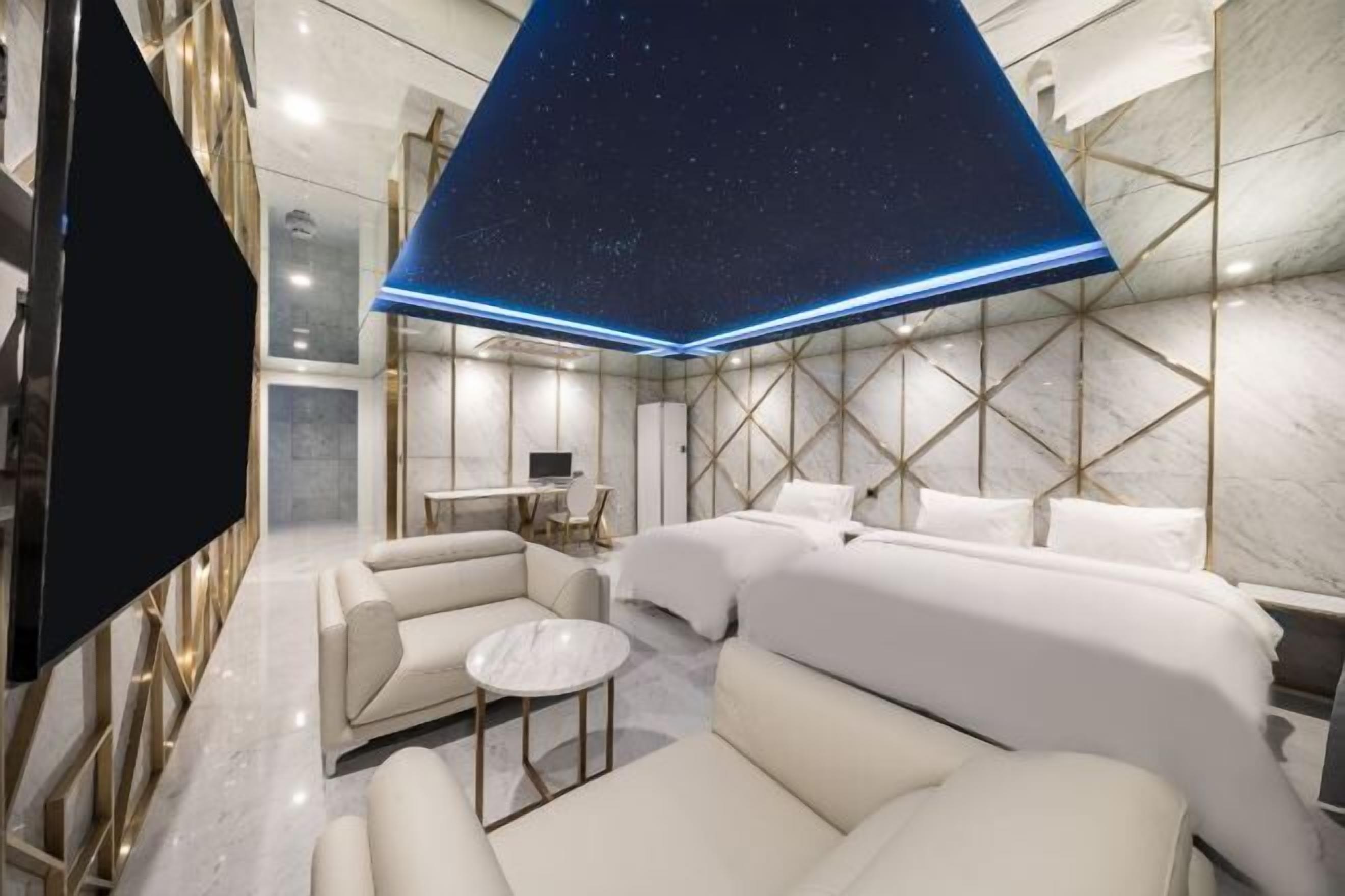 Minibar, in-room safe, individually decorated, individually furnished