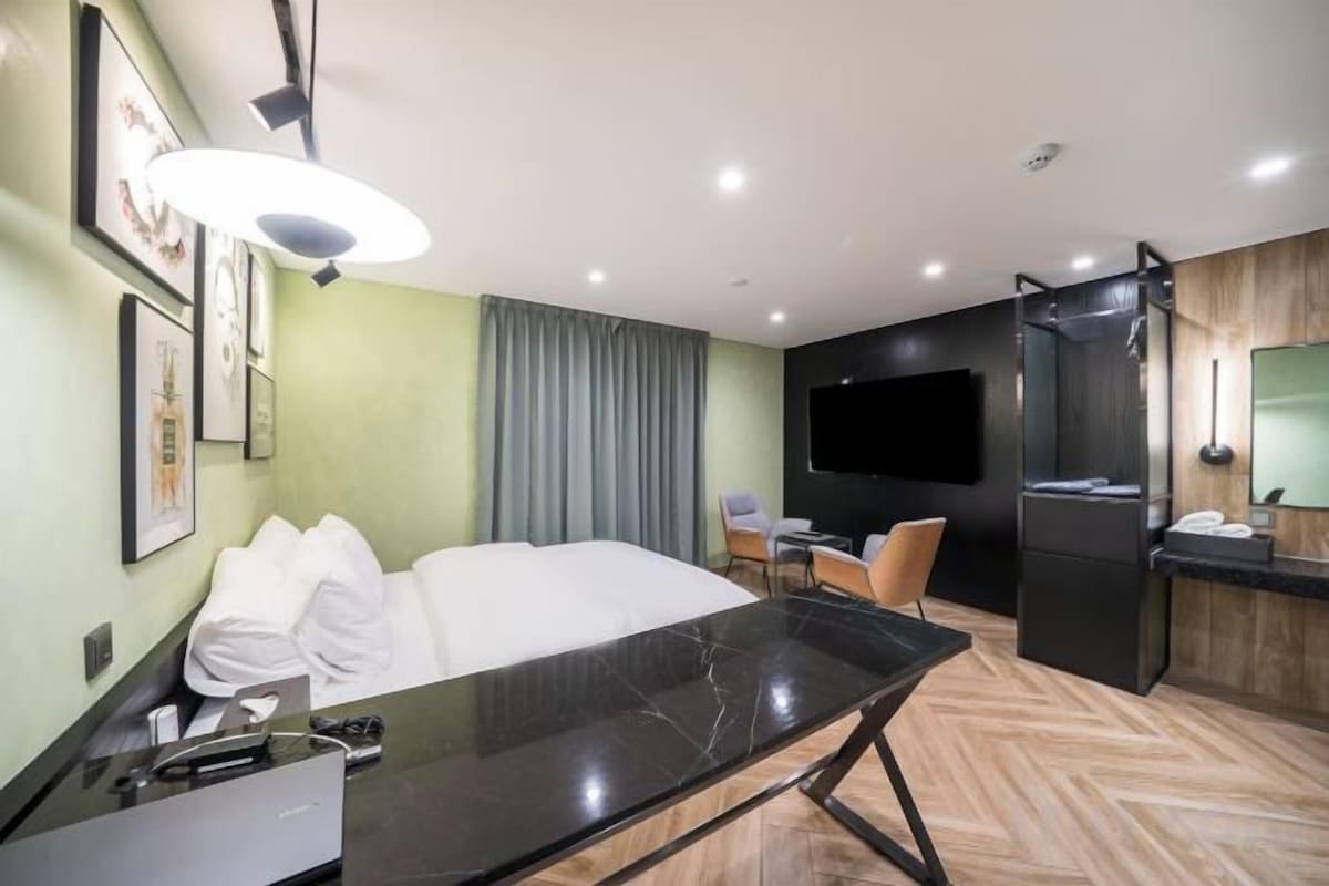 Minibar, in-room safe, desk, soundproofing