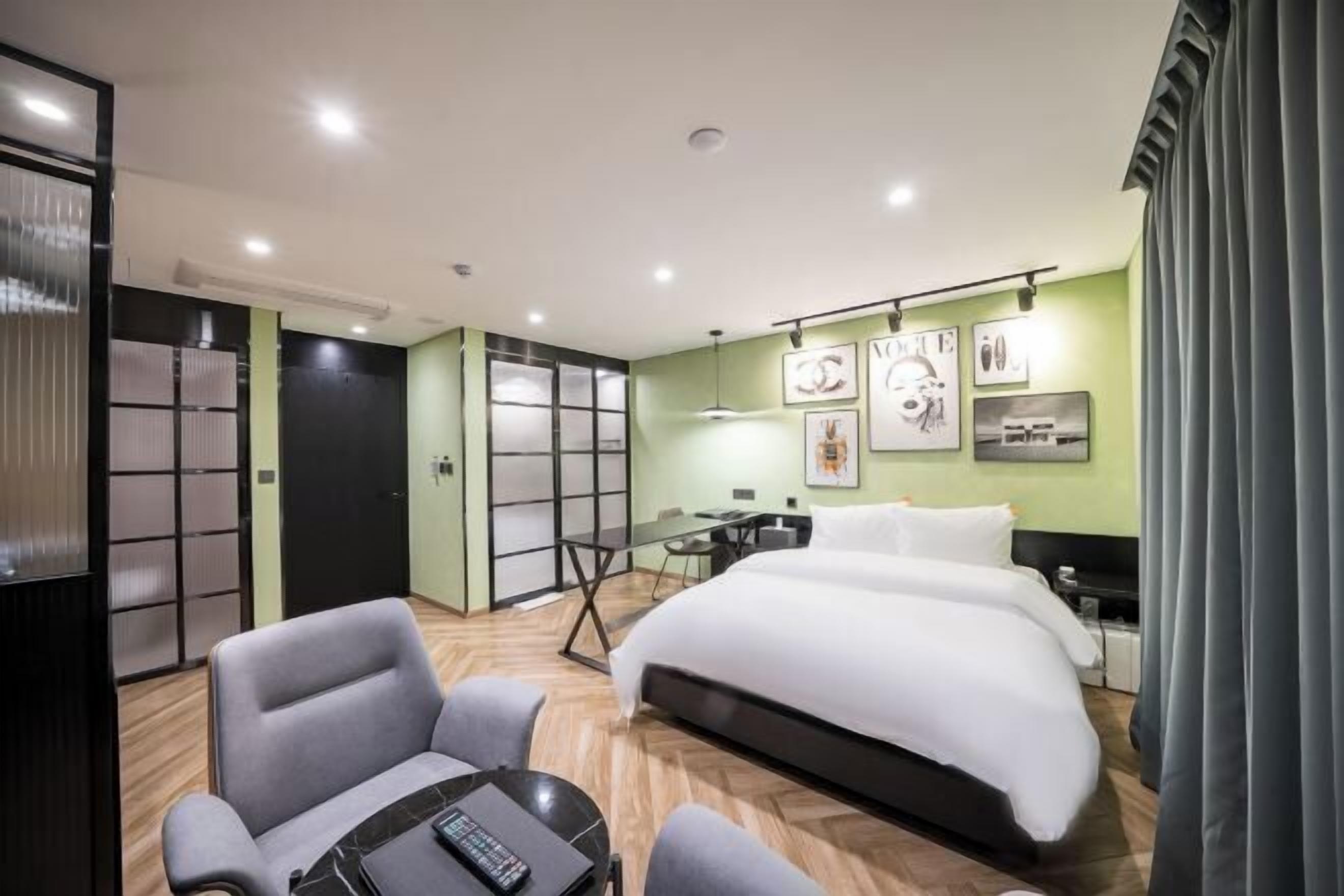 Minibar, in-room safe, individually decorated, individually furnished