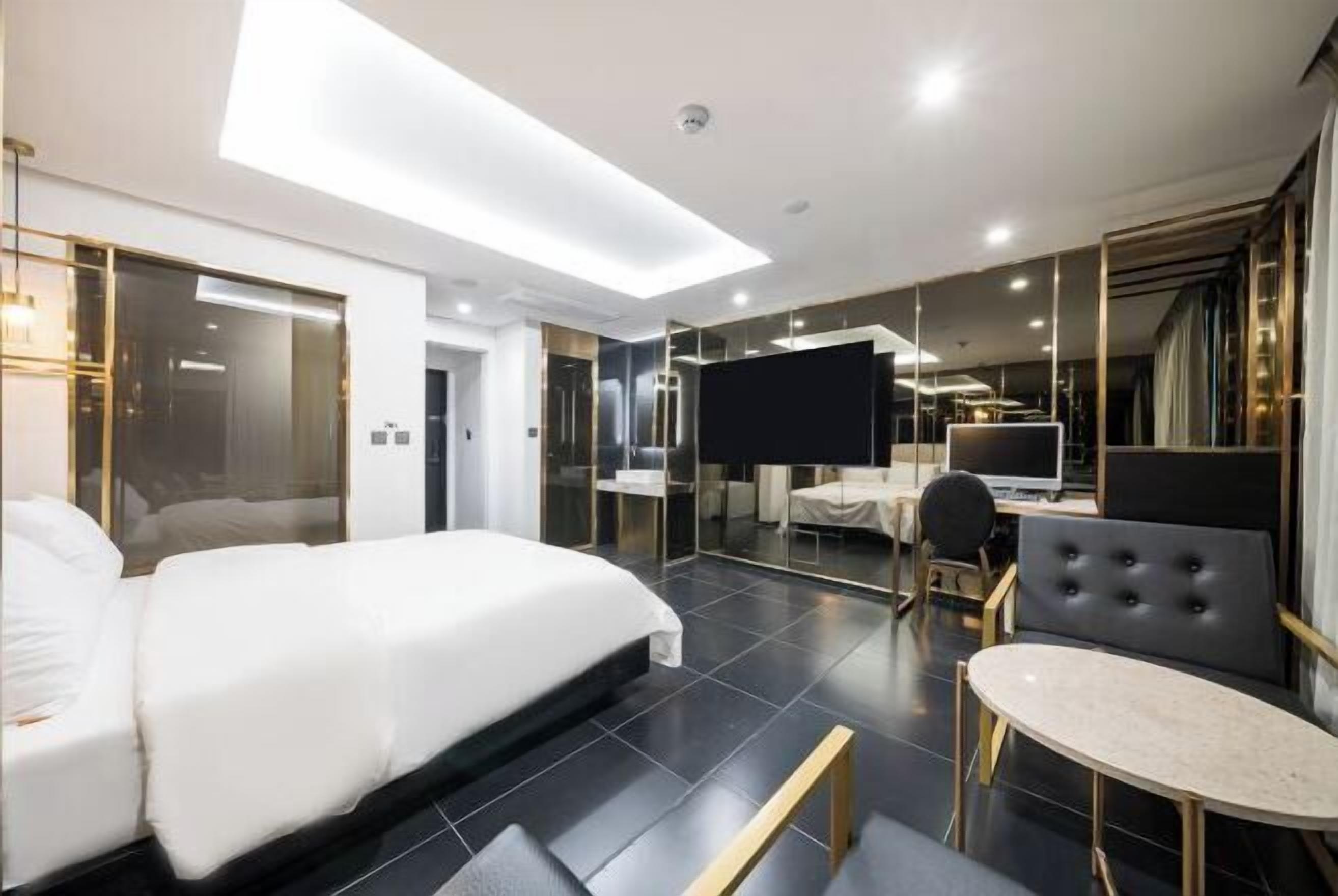 Minibar, in-room safe, individually decorated, individually furnished