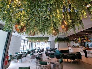 Daily cooked-to-order breakfast (THB 412 per person)