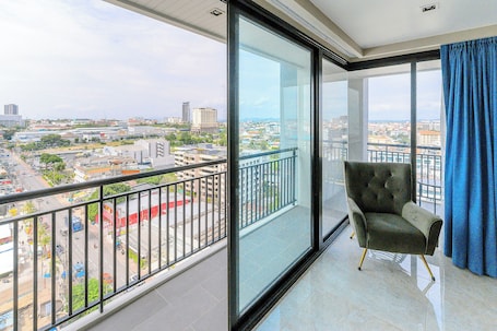 Premier Room (DEE Tower) | In-room safe, desk, free WiFi, bed sheets. The Pattaya Discovery Beach Hotel Pattaya