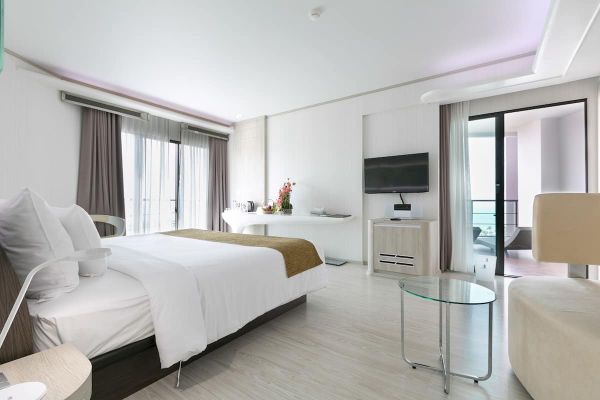 Premier Room | In-room safe, desk, free WiFi, bed sheets