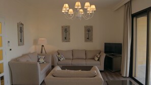 Deluxe-Apartment, 3 Schlafzimmer | Wohnzimmer | Flachbildfernseher