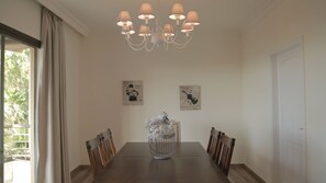 Deluxe-Apartment, 3 Schlafzimmer | Essbereich im Zimmer