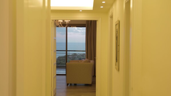 Apartemen Deluks, 3 kamar tidur | Seprai premium, minibar, brankas, dan meja kerja