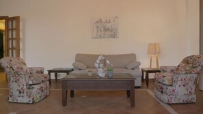 Huoneisto, 2 makuuhuonetta, piha-alue | Oleskelualue | Taulutelevisio