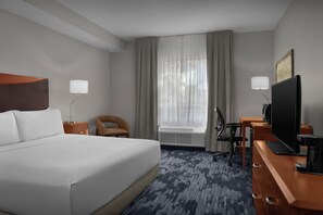 Kamer, 1 kingsize bed (Mobility Accessible, Roll-In Shower) | Hypoallergeen beddengoed, een bureau, verduisterende gordijnen