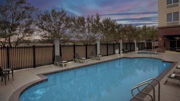 Hồ bơi ngoài trời, ghế dài tắm nắng