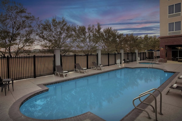 Outdoor pool, sun loungers - Fairfield Inn & Suites Phoenix Chandler / Fashion Center (Chandler)