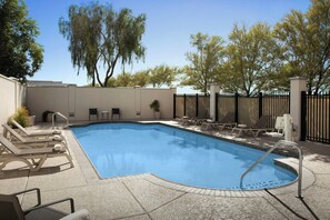 Outdoor pool, sun loungers - Fairfield Inn & Suites Phoenix Chandler / Fashion Center (Chandler)
