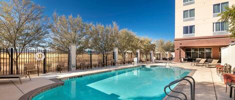 Piscine extérieure, chaises longues
