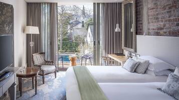 Ropa de cama hipoalergénica y caja de seguridad en la habitación