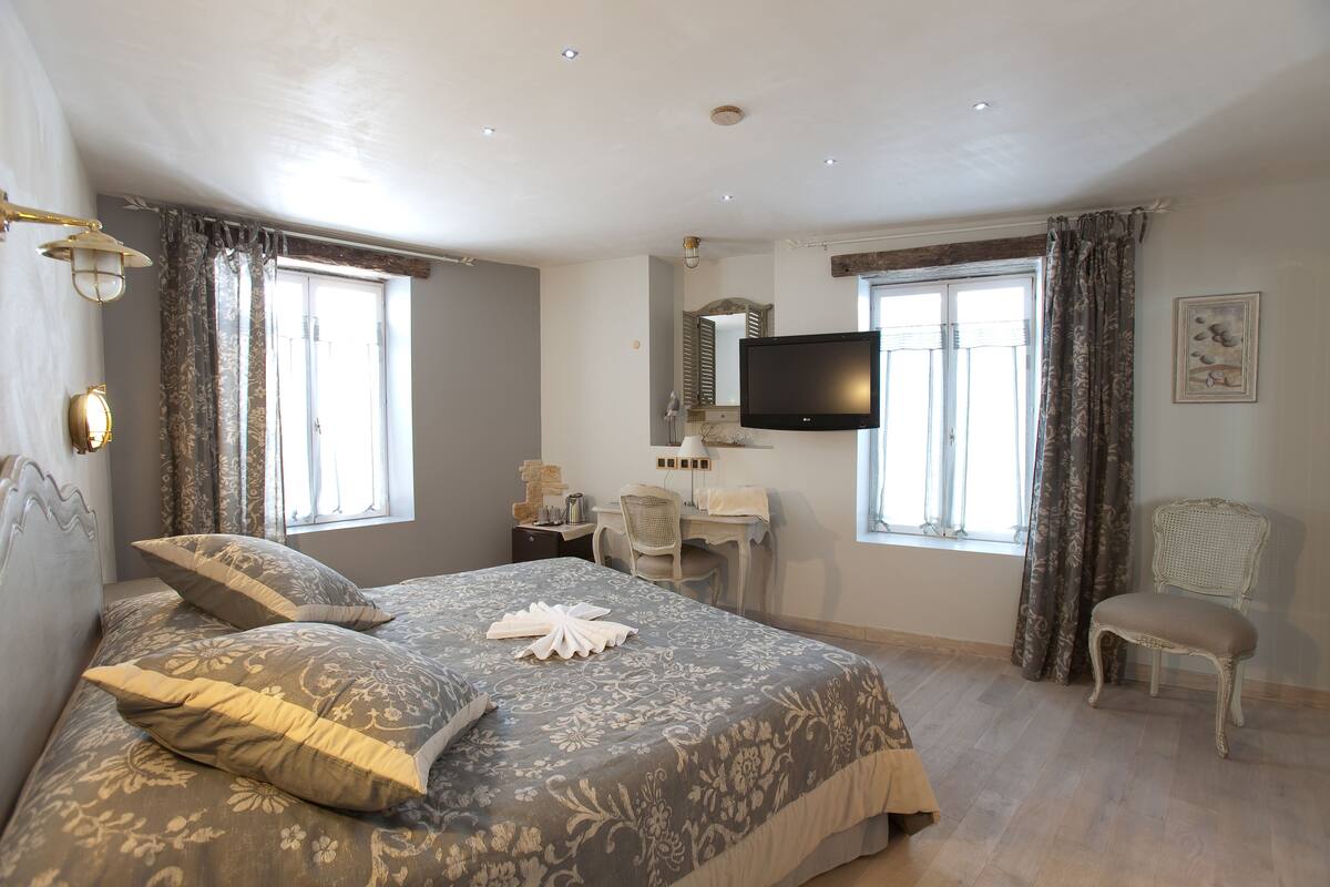 Select Comfort beds, in-room safe, individually decorated
