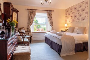 Classic Double Room | Desk, iron/ironing board, bed sheets