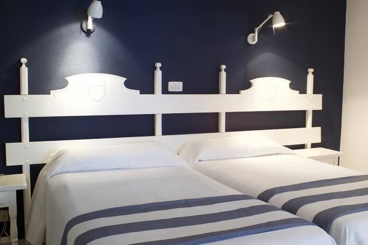 1 bedroom, desk, free cots/infant beds, travel cot