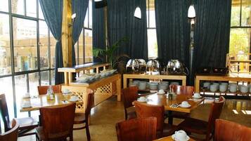 Melayani sarapan, makan siang, dan makan malam