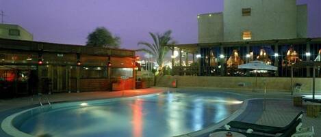 Una piscina al aire libre