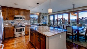 Una cocina moderna con gabinetes de madera, electrodomésticos de acero inoxidable y una isla grande.