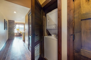 Condo, 3 Bedrooms, Hot Tub, Marina View (Trailhead Lodge 4104) | Interior