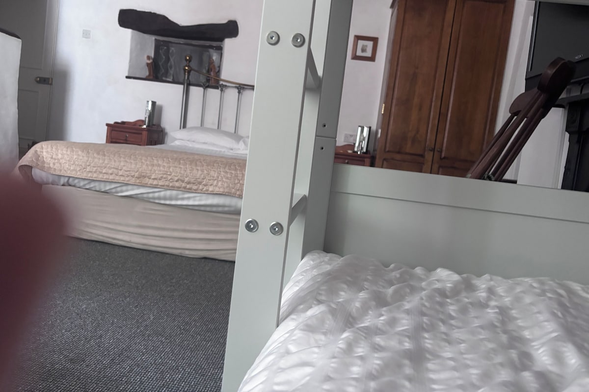 Habitación familiar | Cortinas blackout, tabla de planchar con plancha y wifi gratis