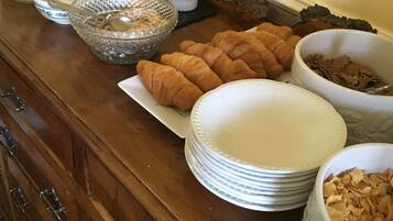 Breakfast (GBP 12.50 per person)