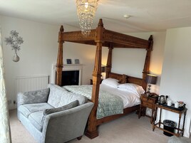 Double Room, Lake View (Four Poster Bed) | Individually decorated, individually furnished, blackout curtains