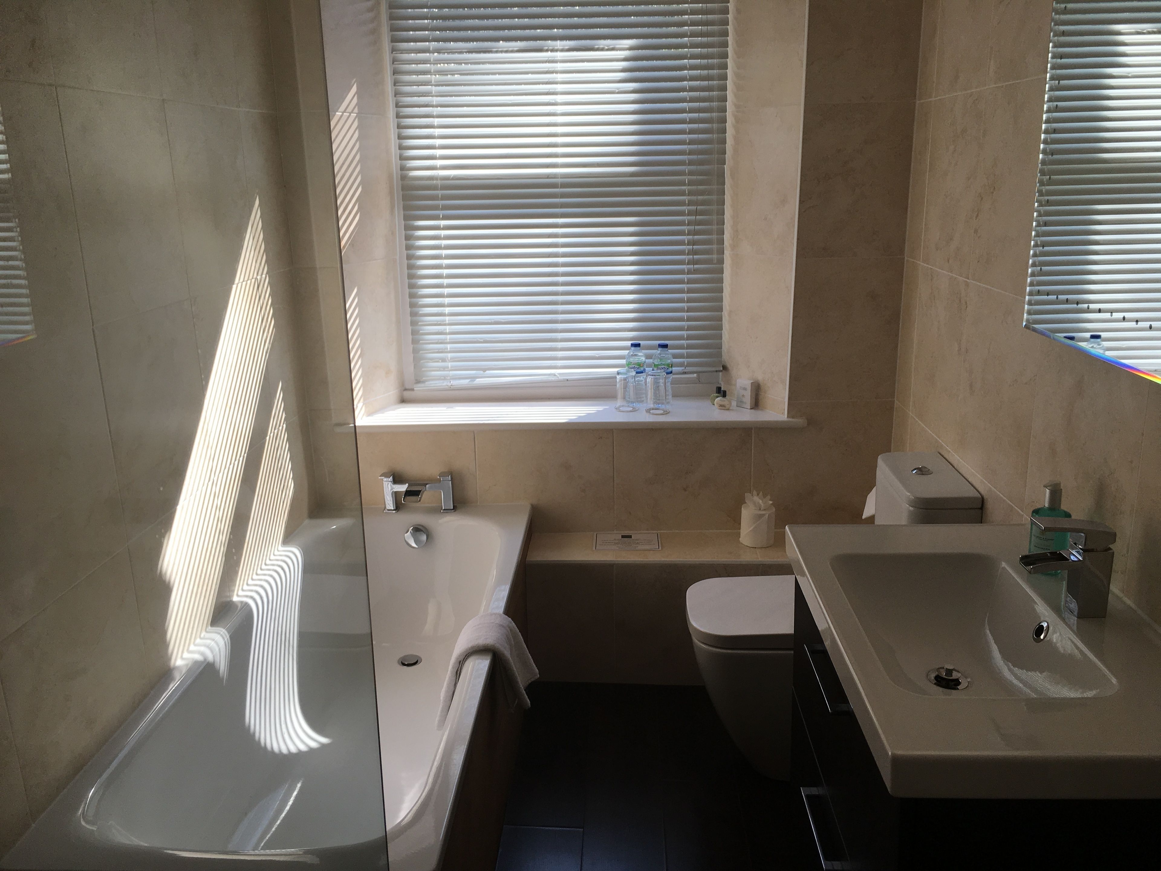 Un baño moderno con bañera, inodoro y lavamanos.