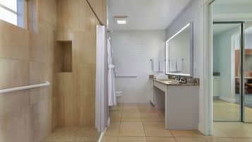 Une salle de bain moderne équipée d’une douche, de toilettes et d’un lavabo.