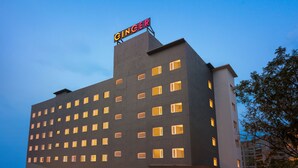 Un hotel con fachada oscura y un letrero que dice 'GINGER' en la parte superior.
