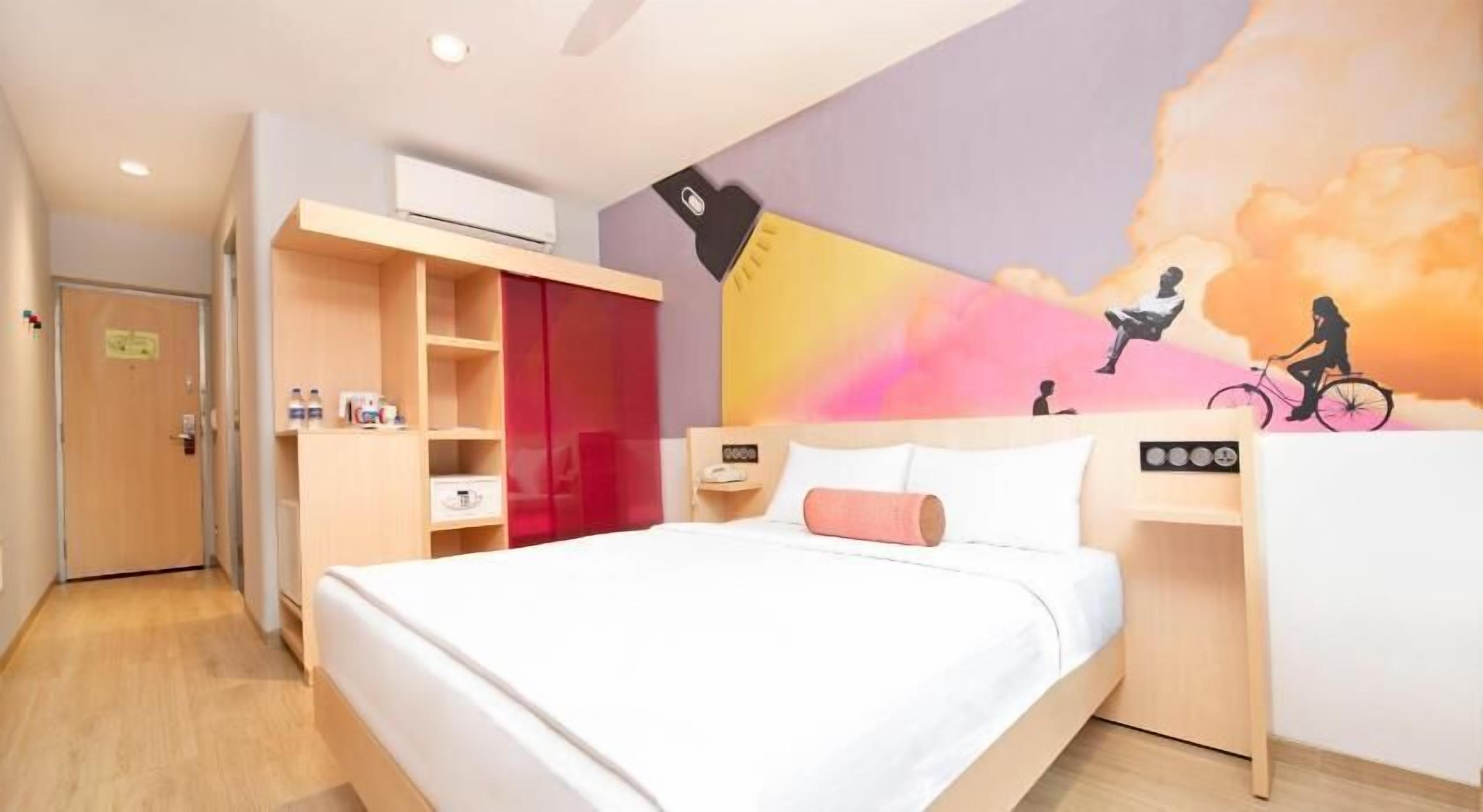 خزنة داخل الغرفة وبديكورات فريدة لكل غرفة وطراز فريد لكل وحدة ومكتب