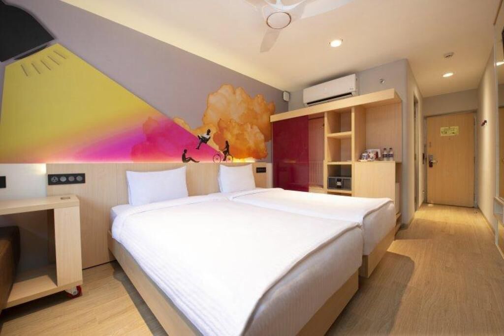 خزنة داخل الغرفة وبديكورات فريدة لكل غرفة وطراز فريد لكل وحدة ومكتب