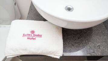 Dusche, kostenlose Toilettenartikel, Haartrockner, Handtücher