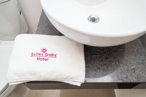 Shower, free toiletries, hair dryer, towels - Suites Gaby Cancun (Cancun)