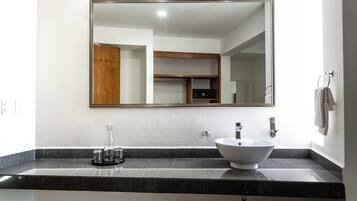 Dusche, kostenlose Toilettenartikel, Haartrockner, HandtĂŒcher